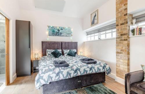 Pattiswick Maison | Peacock On The Pin