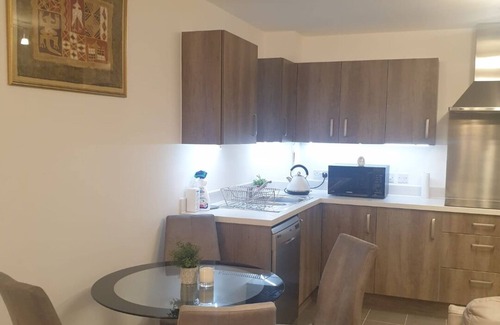 South Hornchurch Appartement | Peak Serene Spacious 2-Bedroom close to Amenities and free parking
