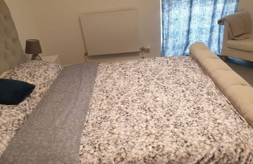South Hornchurch Appartement | Peak Serene Spacious 2-Bedroom close to Amenities and free parking