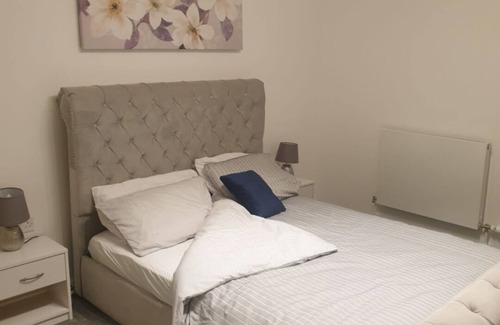 South Hornchurch Appartement | Peak Serene Spacious 2-Bedroom close to Amenities and free parking