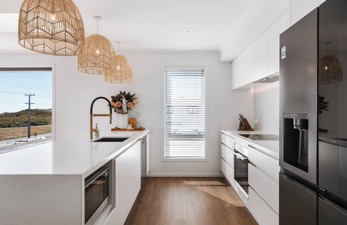 Papamoa Beach Maison | Pearl by the Sea ~ Papamoa Beach - Beyonder Holiday Homes