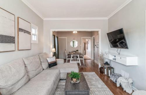 Forest Park Maison | Pearly Gates l 3 Bed l Sleeps 5 l w 2-Car Garage