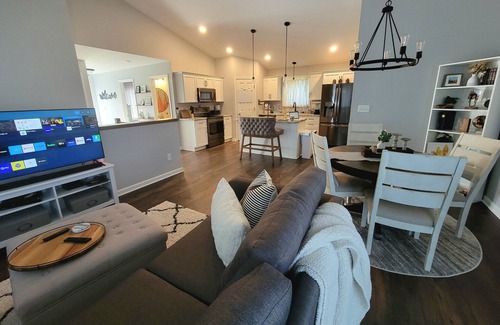 Rochester Maison | Pebble Creek House / 2 BR, 2Ba, Pet Friendly, attached garage & 15 min to Mayo!