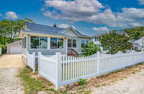 Peconic Maison | Peconic Sound Beach Home: Backyard & Vineyards