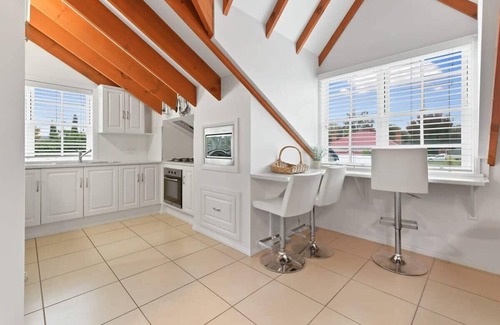 Bathurst Maison | Peel St - Large Family Home, Walk to CBD, Wifi