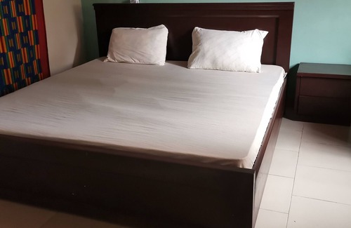 Ngleshi Amanfro Maison | Peemens Guesthouse