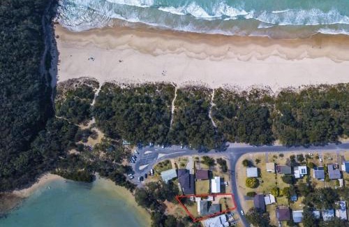 Narrawallee Maison | Pelican Beach House - 50m from inlet & playground
