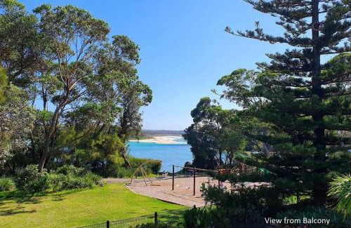 Narrawallee Maison | Pelican Beach House - 50m from inlet & playground