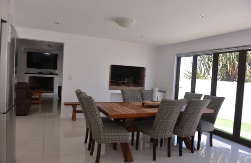 Langebaan Maison | Pelican Cove est une maison de vacances moderne de 4 chambres à Langebaan avec quelques vues sur la mer