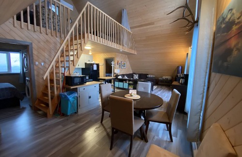 Belmont Cabine | PELICANS NEST Family or couples get away with hot tub on the water