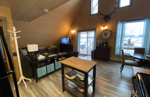 Belmont Cabine | PELICANS NEST Family or couples get away with hot tub on the water