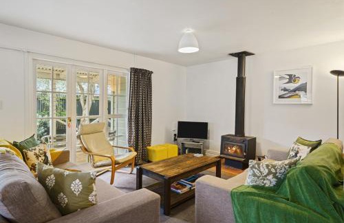 Martinborough Maison | Pendreigh Cottage - Martinborough Holiday Home
