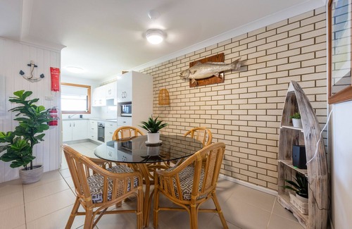 Yamba Appartement | Peninsula Court 5, Watch the dolphins frolic