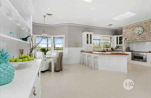 Somerville Maison | Peninsula Farm Stay 5bd 3Bth Gas Heated Spa & Fire Pit