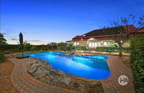 Somerville Maison | Peninsula Farm Stay 5bd 3Bth Gas Heated Spa & Fire Pit