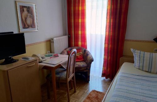 Bad Goegging Lit Et Petit-Déjeuner | Pension Schneider, Bad Gögging