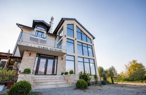 Oravita Maison | Pensiunea Carul cu flori