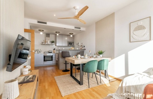 Cornella de Llobregat Appartement | Penthouse with Private Terrace & Pool Access