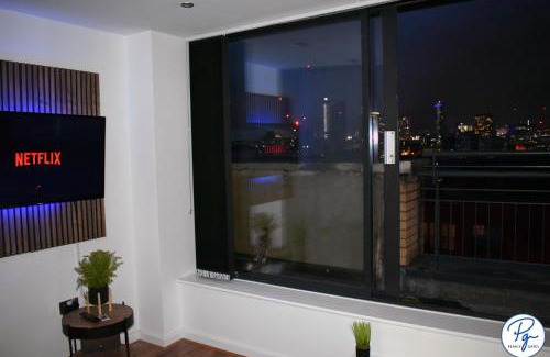 Bordesley Appartement | Penthouse - Amazing City Skyline Views - Balcony - FREE extra 2 hours - FREE Parking - Utilita Arena - Bullring Shopping - New St Station- Super King Size Bed