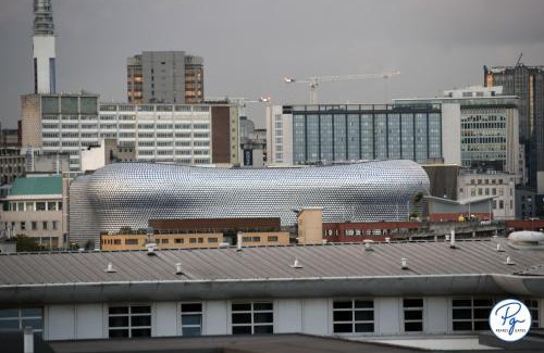 Bordesley Appartement | Penthouse - Amazing City Skyline Views - Balcony - FREE extra 2 hours - FREE Parking - Utilita Arena - Bullring Shopping - New St Station- Super King Size Bed
