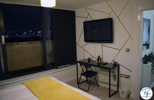 Bordesley Appartement | Penthouse - Amazing City Skyline Views - Balcony - FREE extra 2 hours - FREE Parking - Utilita Arena - Bullring Shopping - New St Station- Super King Size Bed