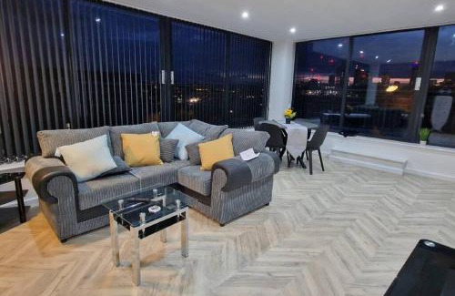 Bordesley Appartement | Penthouse - Amazing City Skyline Views - Free Parking - Balcony - Utilita Arena - New St Station - Bullring Shopping