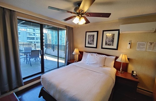 West End Hôtel | Penthouse Apartment w/ Patio, Harbour & City View
