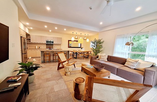 Ballena Copropriété | Penthouse Beachfront Condo-Safe-Sleeps 8