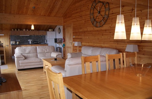 La Roche Appartement | Penthouse chalet appartement, 8 couchages, Sky TV, internet et garage belle vue
