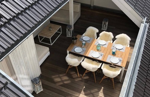 Hohen Niendorf Appartement | Penthouse / Ferienwohnung mit Turmzimmer und Dachterrasse