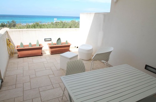 Baia Verde Maison | Penthouse pour 2 avec vue panoramique et à seulement 50 mètres des plages de sable