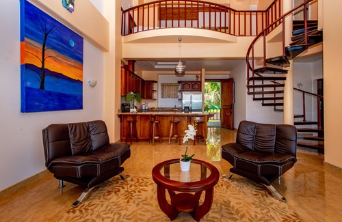 Naranjos Agrios Copropriété | PENTHOUSE à LAKE ARENAL avec PISCINE, CUISINE COMPLÈTE