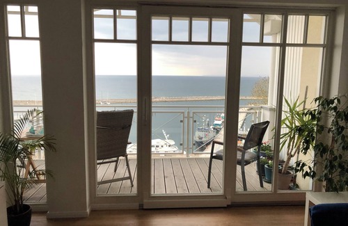 Sassnitz Appartement | Penthouse de luxe dans la PREMIERE LIGNE par la mer avec vue sur l'eau de 180 degrés
