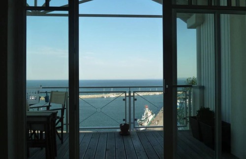 Sassnitz Appartement | Penthouse de luxe dans la PREMIERE LIGNE par la mer avec vue sur l'eau de 180 degrés