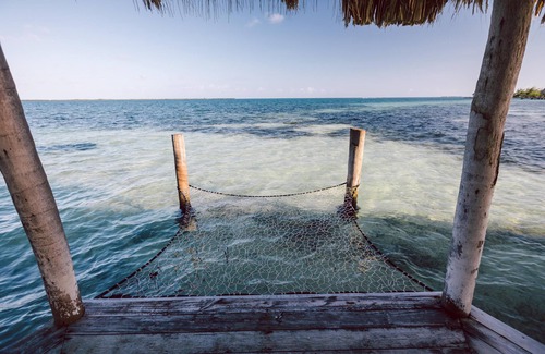 Thatch Caye Station Balnéaire | Penthouse Oceanfront Cabana w/ Private Ocean-Facing Balcony & Amazing Views