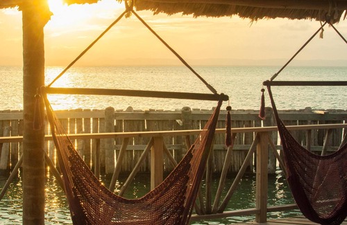Thatch Caye Station Balnéaire | Penthouse Oceanfront Cabana w/ Private Ocean-Facing Balcony & Amazing Views