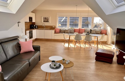 Carolinensiel Appartement | ☼ Penthouse sur la Harle ☼ Belle vie unique directement sur l'eau + sauna, cheminée
