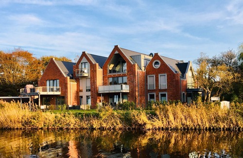 Carolinensiel Appartement | ☼ Penthouse sur la Harle ☼ Belle vie unique directement sur l'eau + sauna, cheminée
