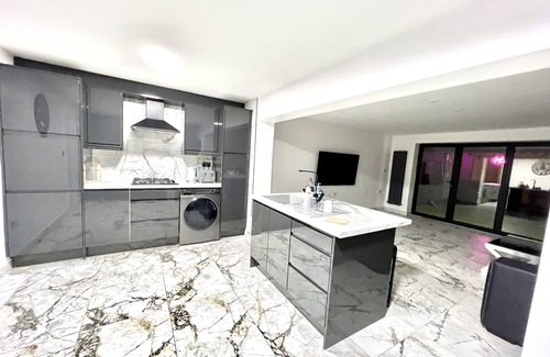 Birmingham Maison | Penthouse style 2 bedroom house with Hot-tub