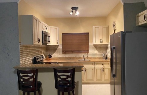 West Gate Hills Appartement | Penthouse Suite - Minutes from the beach!