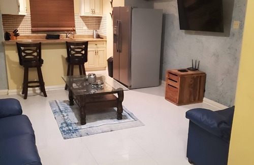 West Gate Hills Appartement | Penthouse Suite - Minutes from the beach!