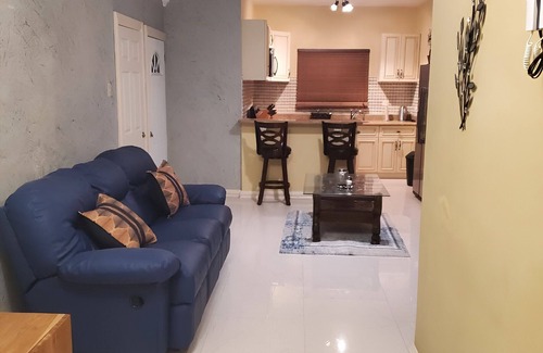 West Gate Hills Appartement | Penthouse Suite - Minutes from the beach!