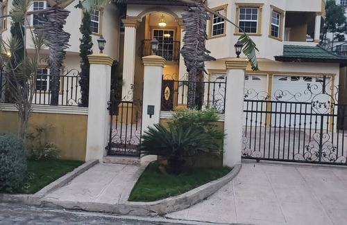 West Gate Hills Appartement | Penthouse Suite - Minutes from the beach!