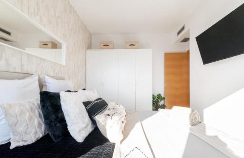 Cornella de Llobregat Appartement | Penthouse with Private Terrace & Pool Access