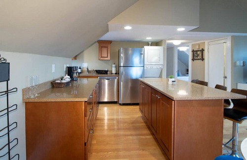 Nahant Appartement | Penthouse with a private rooftop deck