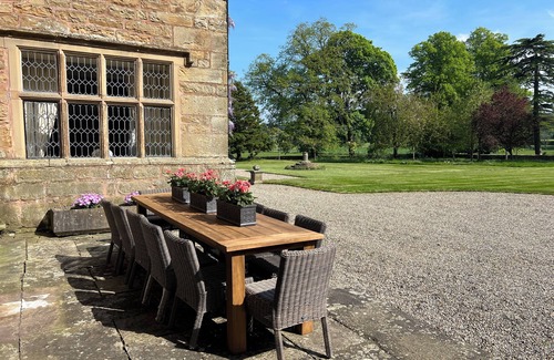 Mynydd Isa Maison | Pentrehobyn Hall sleeps 16