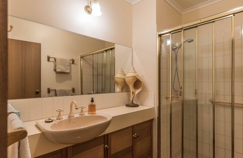 Limonite Lit Et Petit-Déjeuner | Gisborne B&B country escape with rustic gardens