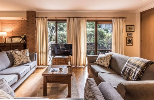 Limonite Lit Et Petit-Déjeuner | Gisborne B&B country escape with rustic gardens