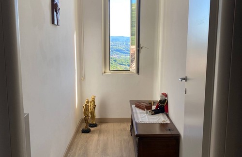 Poggio Bustone Appartement | Peppe and Lucia's house, adjacent to the home of Lucio Battisti