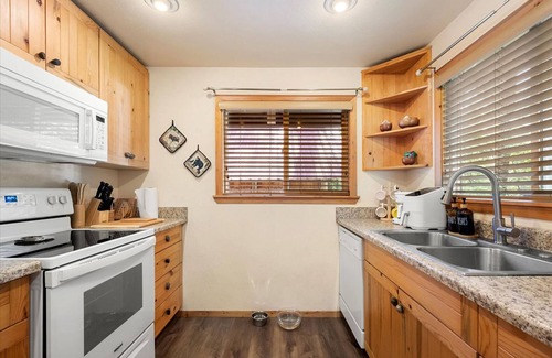 Paradise Estates Cabine | Perch - Antler House: Charming Cabin w/ Covered Hot Tub & Firepit!